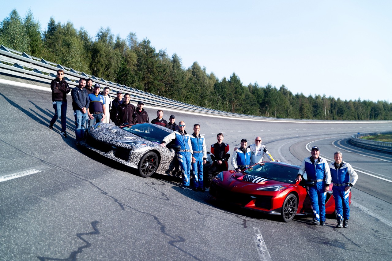 Ingenieros de Corvette en la pista de carreras con dos Corvettes